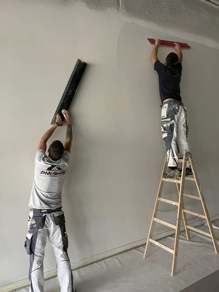 Gładzie gipsowe na ścianie