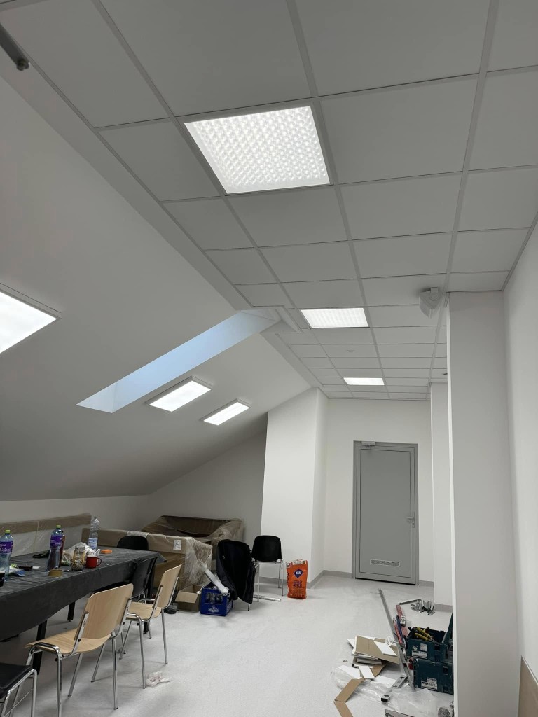 Sufit podwieszany LED w biurze — PM-GIPS